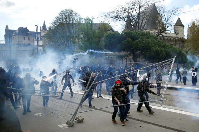 Fransa’da hükümet karşıtı gösteriler devam ediyor